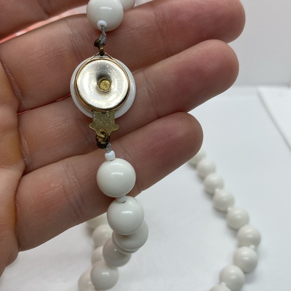 Vintage white stamped JAPAN necklace with clip clasp - Picture 5 of 7